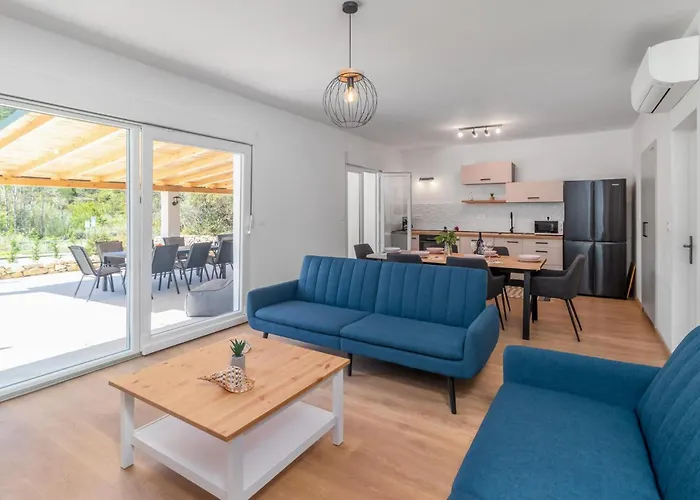 4 Bedroom Awesome In * Mundanije