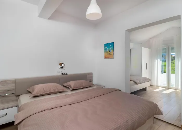 Prázdninový dům 4 Bedroom Awesome In *