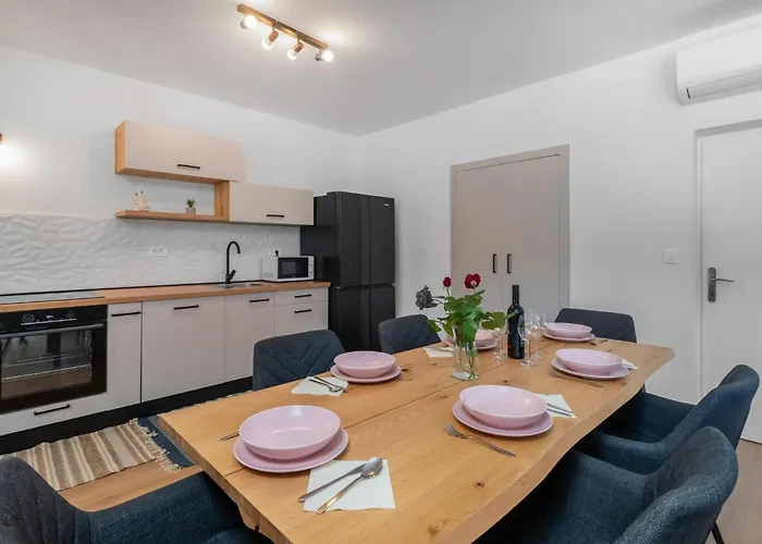 4 Bedroom Awesome In Prázdninový dům *