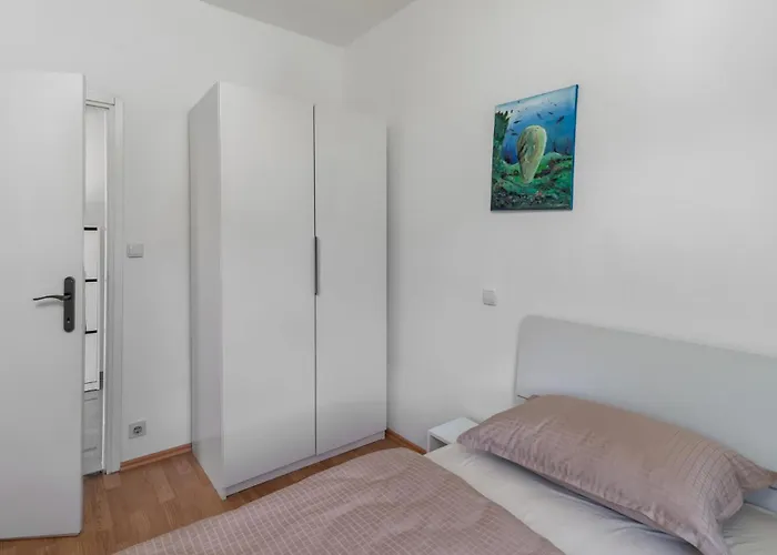 4 Bedroom Awesome In Prázdninový dům Mundanije