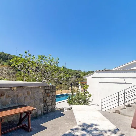 4 Bedroom Awesome In 度假居 Mundanije