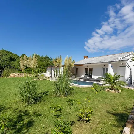 4 Bedroom Awesome In Mundanije