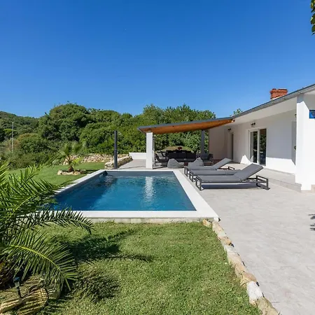 度假居 4 Bedroom Awesome In *