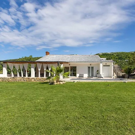 4 Bedroom Awesome In *