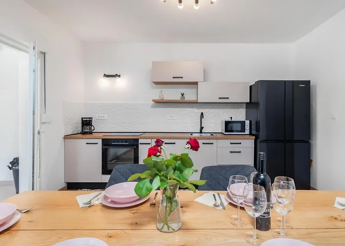 4 Bedroom Awesome In *