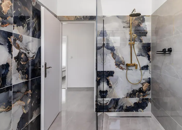 4 Bedroom Awesome In 度假居 Mundanije