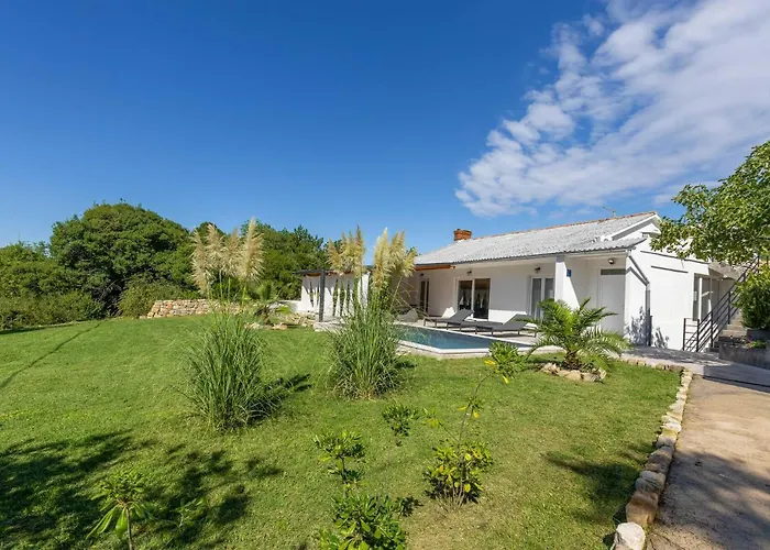 4 Bedroom Awesome In Mundanije