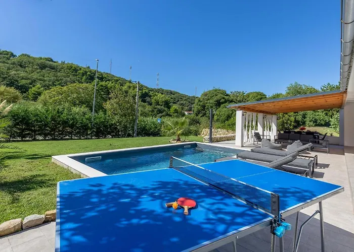 4 Bedroom Awesome In 度假居 Mundanije