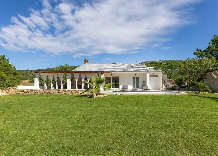 4 Bedroom Awesome In *